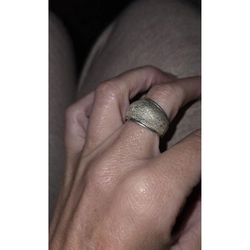 Sterling Silver 925 Laser Cut Dome Ring Size 7. Very Sparkly!